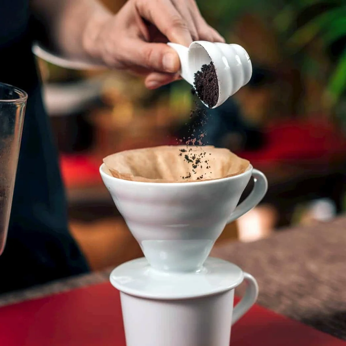 Filtro de papel cônico sendo usado para filtrar Cold Brew